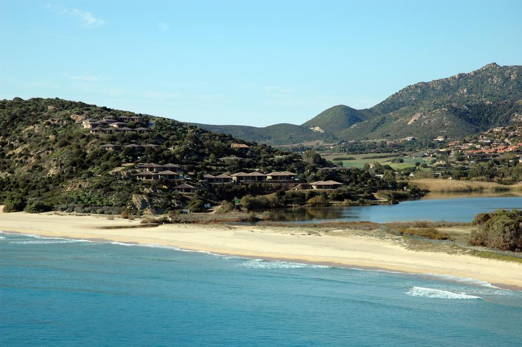Case Sul Mare Residenze Di Bes Chia Bagian luar foto
