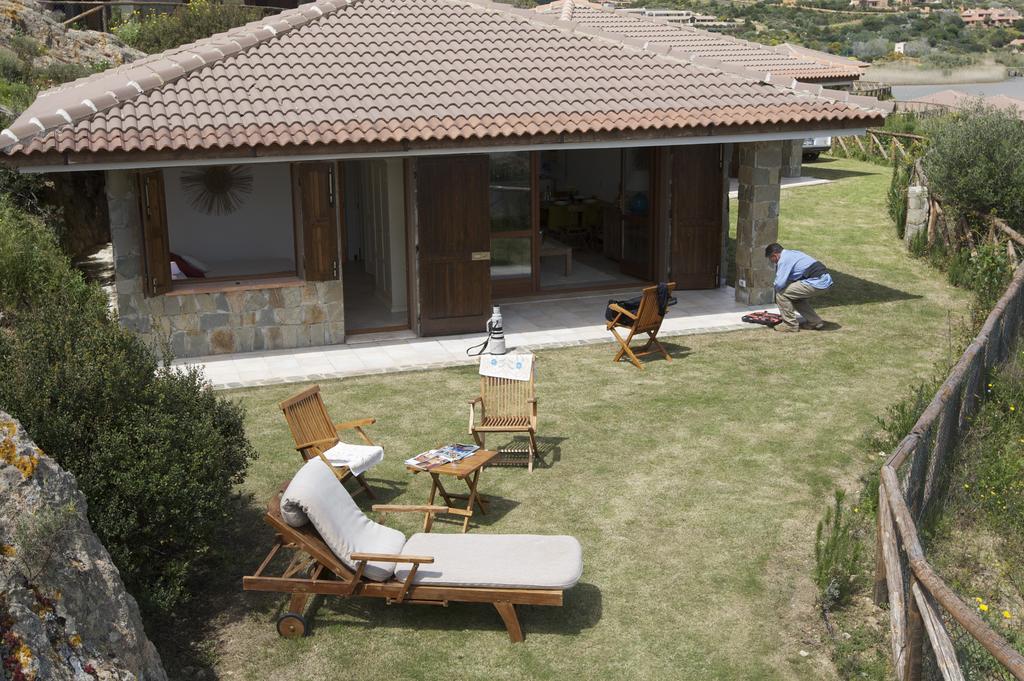 Case Sul Mare Residenze Di Bes Chia Bagian luar foto